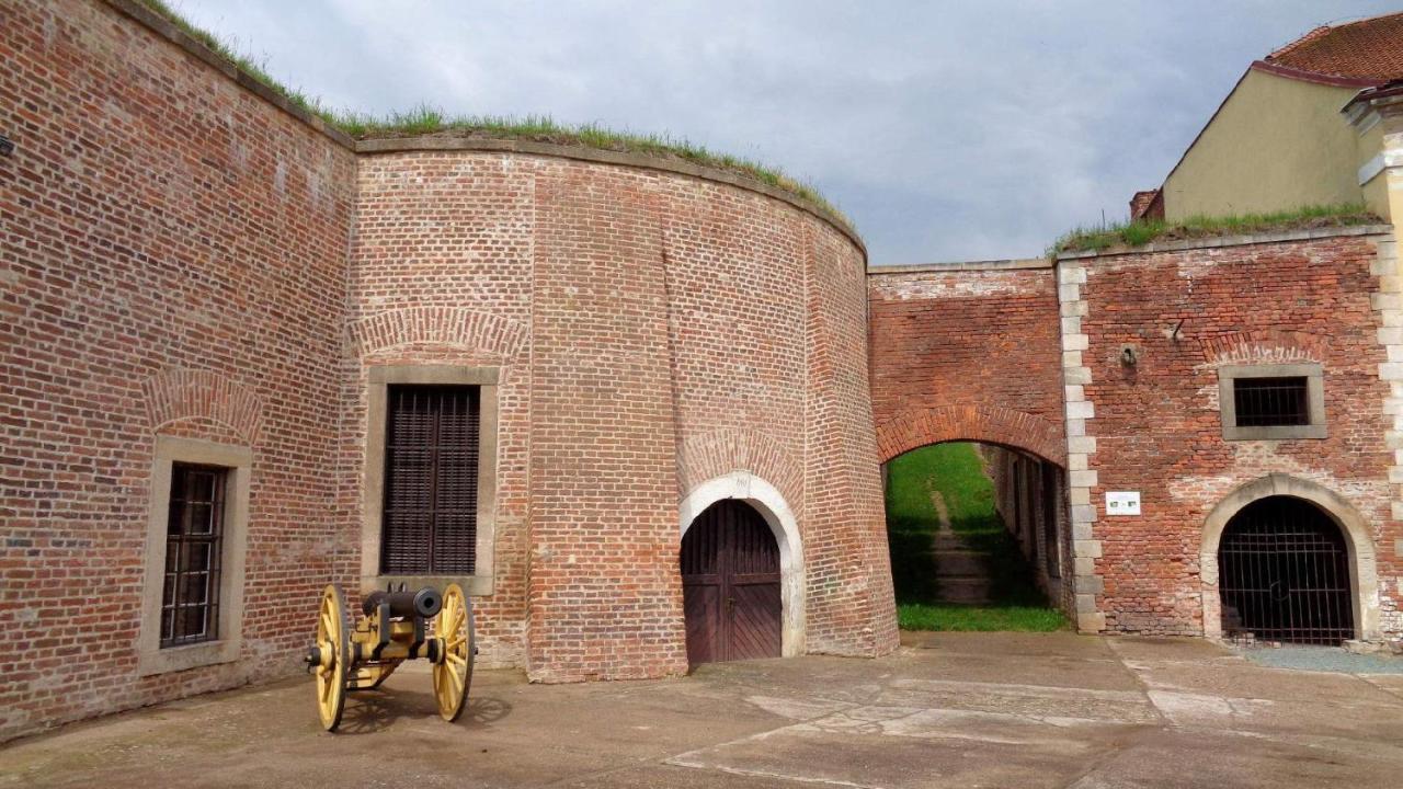 Restaurace A Penzion U Pešíků Červený Kostelec Exterior foto