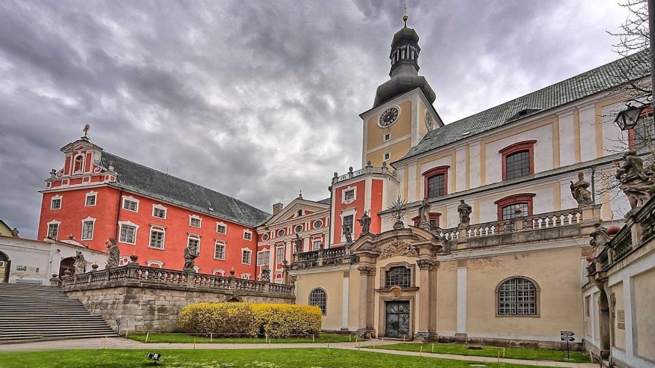 Restaurace A Penzion U Pešíků Červený Kostelec Exterior foto