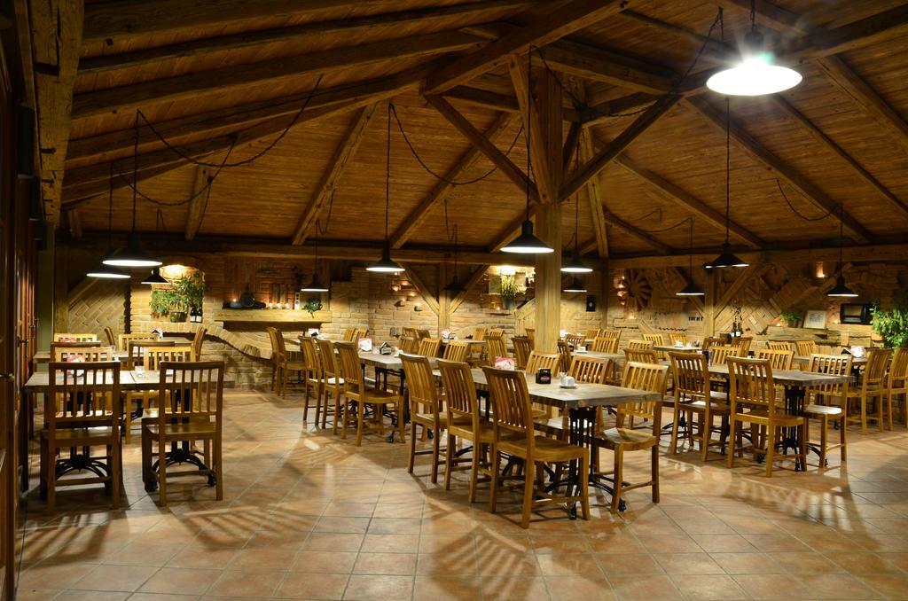 Restaurace A Penzion U Pešíků Červený Kostelec Exterior foto