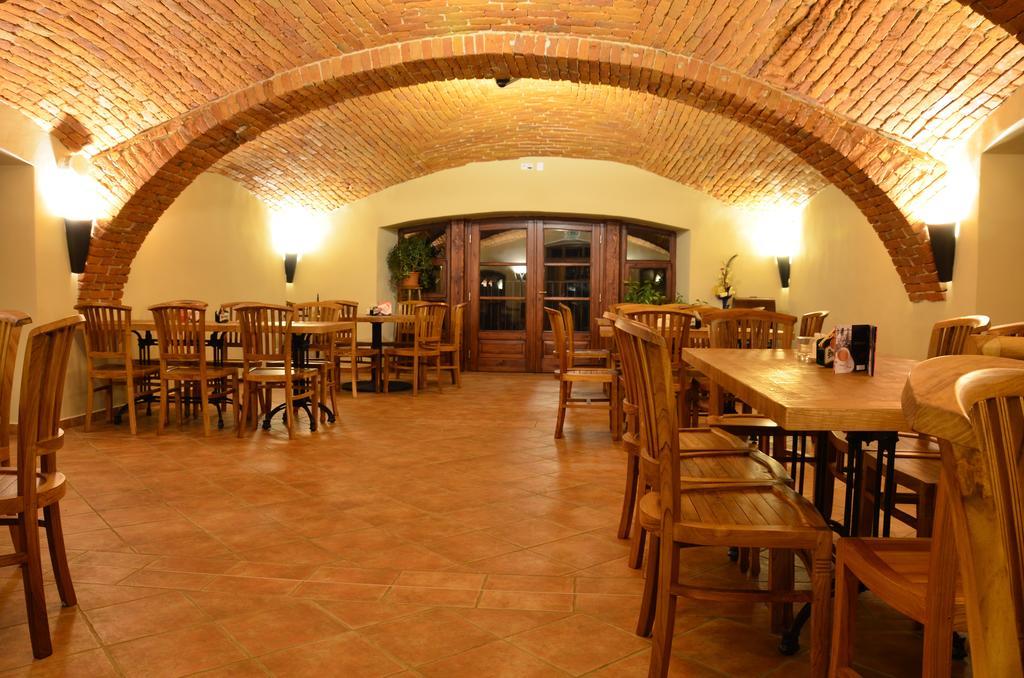 Restaurace A Penzion U Pešíků Červený Kostelec Exterior foto