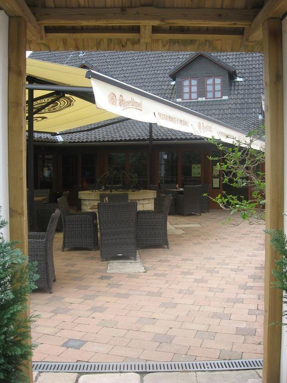 Restaurace A Penzion U Pešíků Červený Kostelec Exterior foto