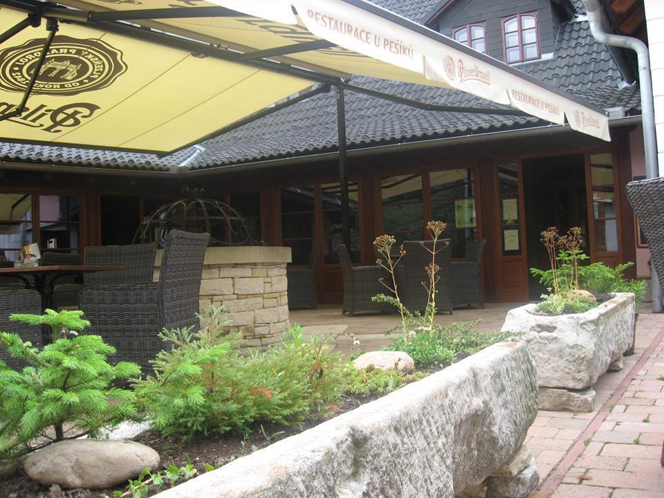 Restaurace A Penzion U Pešíků Červený Kostelec Exterior foto